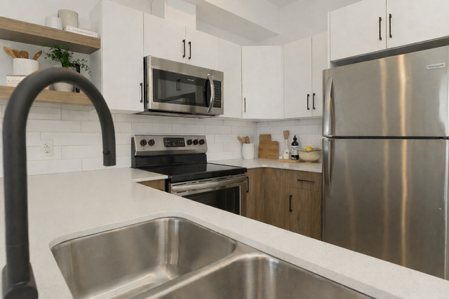 Stunning 2 Bedroom Apartment! Located In West Broadway! - Photo 2