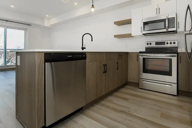 Stunning 2 Bedroom Apartment! Located In West Broadway! - Photo 3