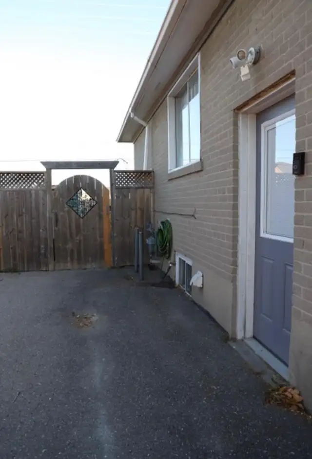 Spacious 1 Bdrm basement apartment - Photo 9