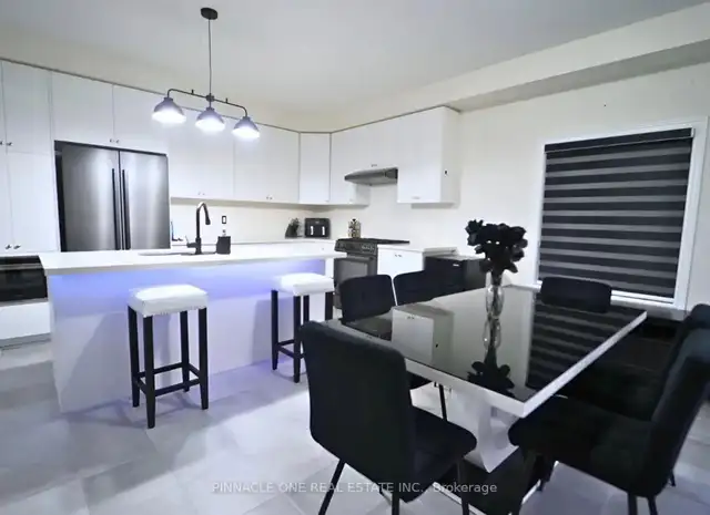 Stunning 4 Bedroom, 2.5 Bathroom House for Rent in Keswick - Photo 3