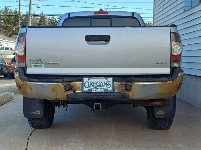2012 Toyota Tacoma 2.7L 4Cyl 4x4 Automatic with Hitch - Photo 4