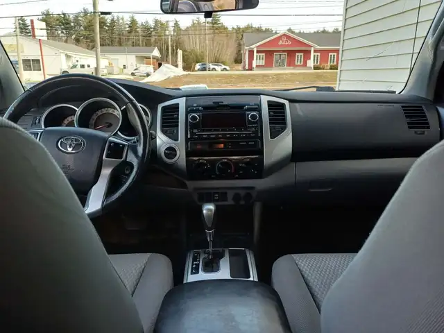 2012 Toyota Tacoma 2.7L 4Cyl 4x4 Automatic with Hitch - Photo 9