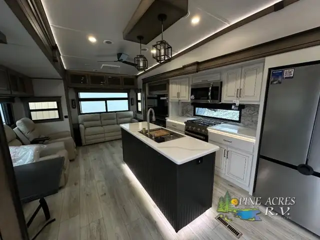 2025 Keystone RV Montana 3781RL ( FULL BODY PAINT) - Photo 4