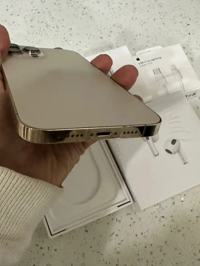 iPhone 13 Pro Max 256GB AirPods & Fast Charger - Photo 4
