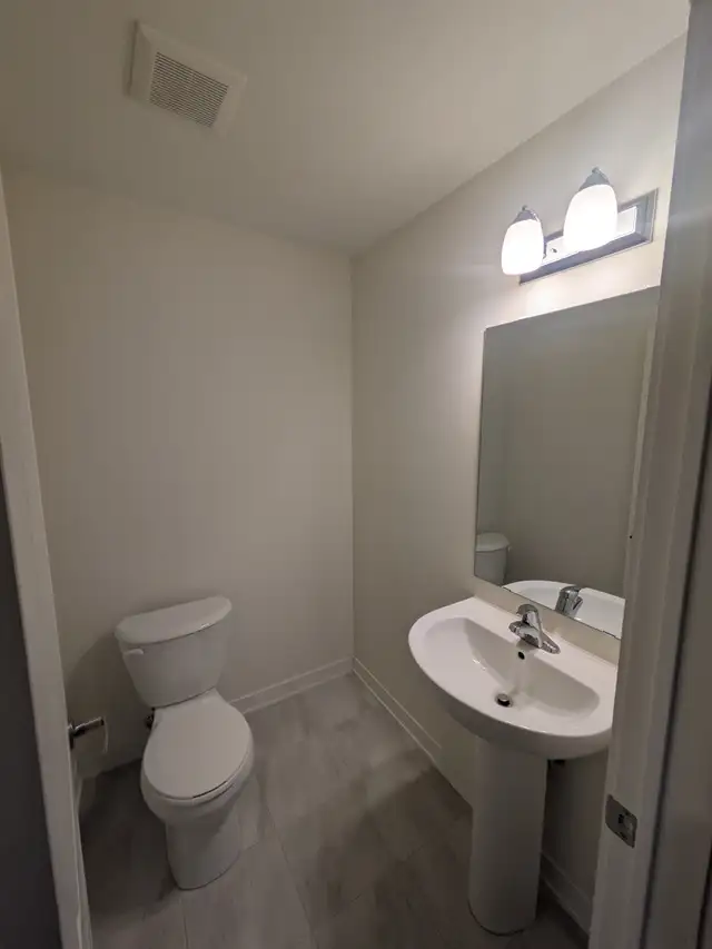 Pickering 2 Bed/2.5Bath Stacked/Townhouse for Rent Brock Road an - Photo 12