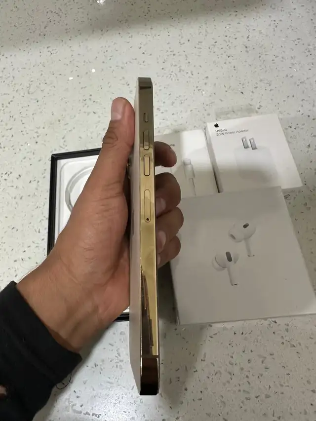 iPhone 13 Pro Max 128GB AirPods & Fast Charger - Photo 6