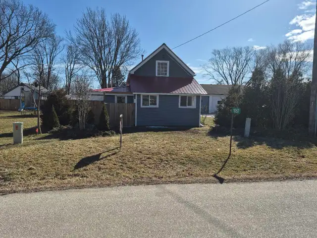 1057 oak Kingsville  3 bedroom house 3 bay garage / car hoist