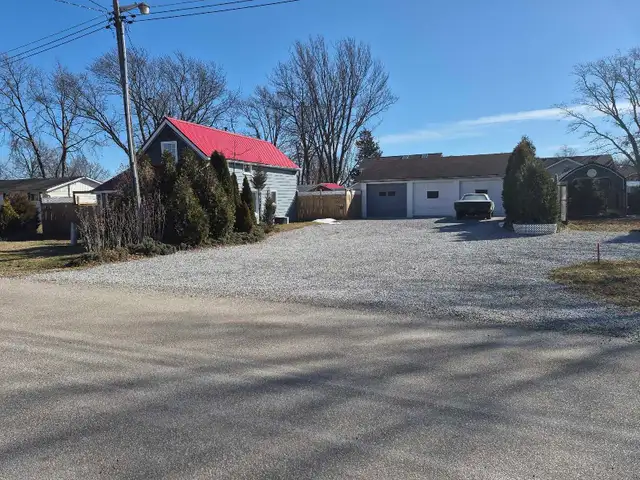 1057 oak Kingsville  3 bedroom house 3 bay garage / car hoist - Photo 2