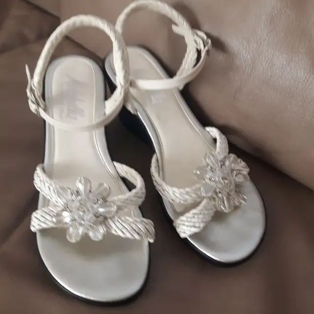 SANDALES BLANCHES CHICS D'ITALIE GR 6 FEM SEMELLES NOIRES $15.00