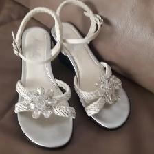 SANDALES BLANCHES CHICS D'ITALIE GR 6 FEM SEMELLES NOIRES $15.00