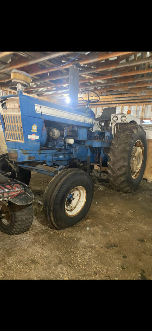 7000 DIESEL FORD  FARM  TRACTOR