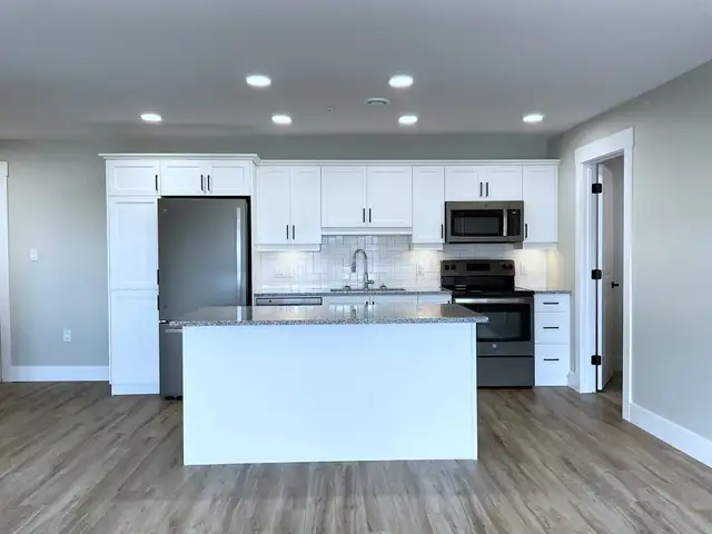 2Beds Den/2Baths Corner Unit w/Balcony! Available Aug 1 - Photo 3