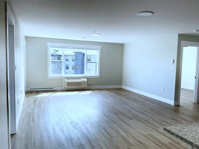 2Beds Den/2Baths Corner Unit w/Balcony! Available Aug 1 - Photo 4