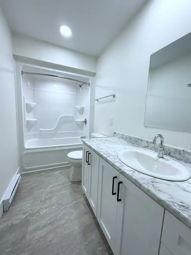 2Beds Den/2Baths Corner Unit w/Balcony! Available Aug 1 - Photo 5