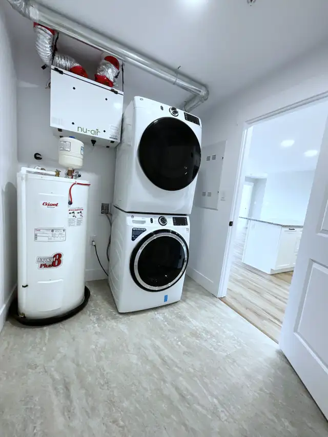 2Beds Den/2Baths Corner Unit w/Balcony! Available Aug 1 - Photo 6