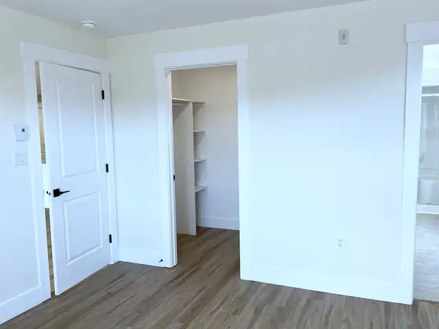 2Beds Den/2Baths Corner Unit w/Balcony! Available Aug 1 - Photo 7