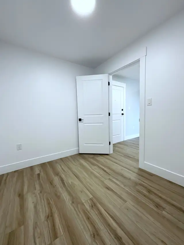 2Beds Den/2Baths Corner Unit w/Balcony! Available Aug 1 - Photo 10
