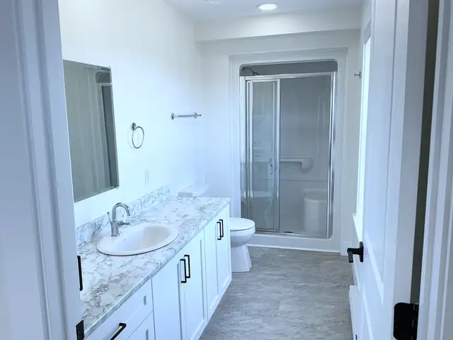 2Beds Den/2Baths Corner Unit w/Balcony! Available Aug 1 - Photo 12