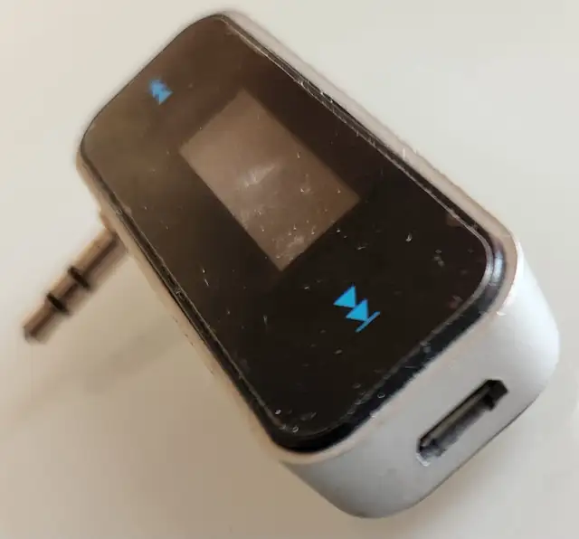 FM Transmitter 3.5mm w/ LCD For MP3 MP4 (USED) - Photo 4