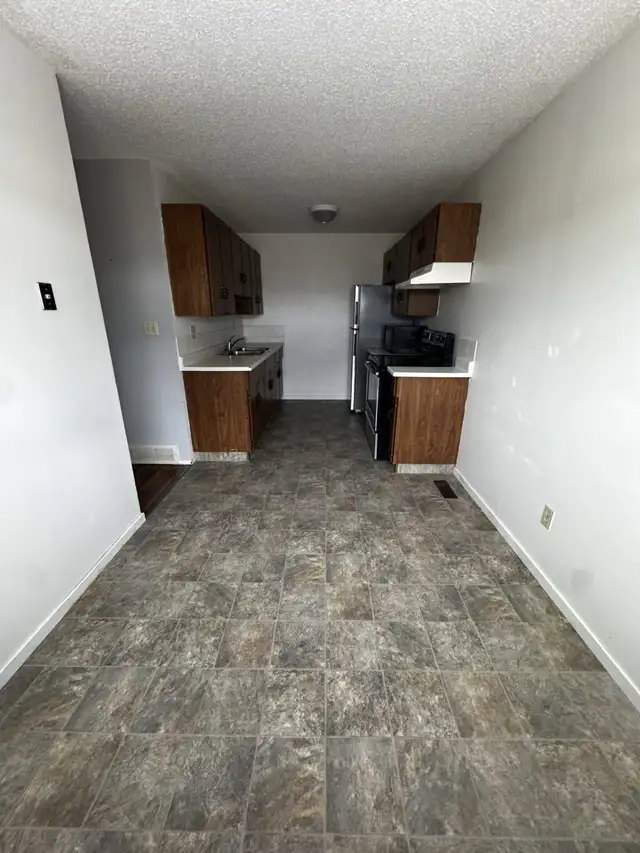 3bedroom upper/lower unit 4plex available April 1 - Photo 2