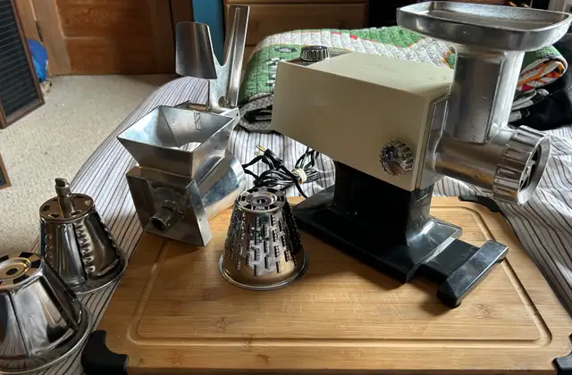 ELECTRIC MEAT GRINDER/FOOD SLICER