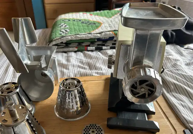 ELECTRIC MEAT GRINDER/FOOD SLICER - Photo 2