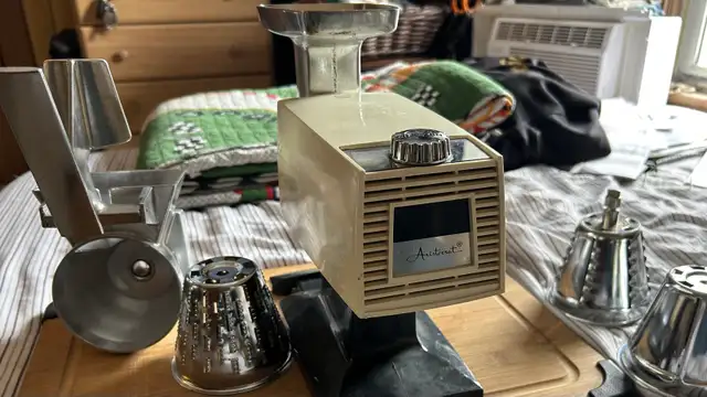 ELECTRIC MEAT GRINDER/FOOD SLICER - Photo 3