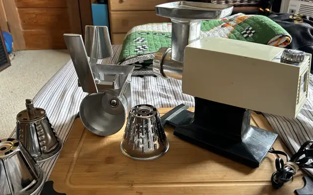 ELECTRIC MEAT GRINDER/FOOD SLICER - Photo 4