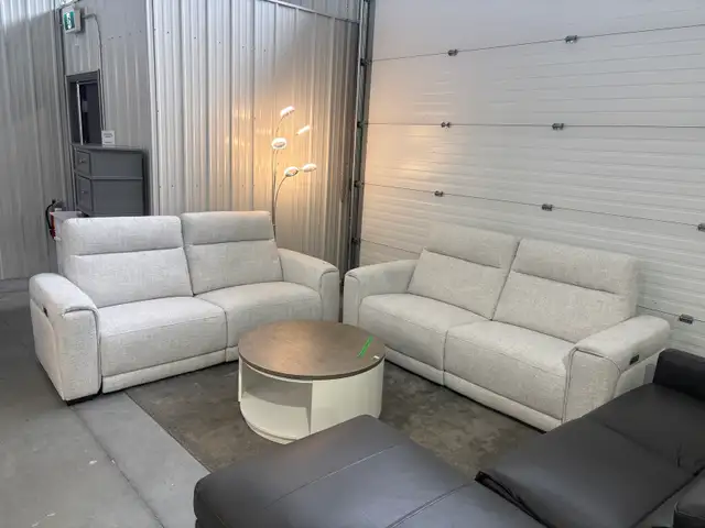 Fabric power reclining sofa - Photo 3