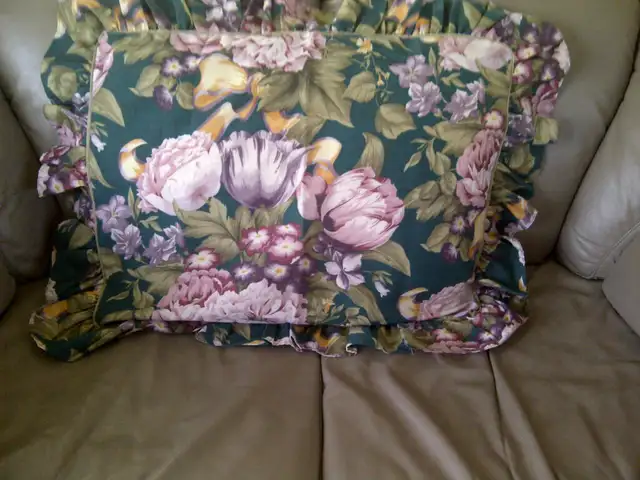 2COUSSINS NEUFS À FLEURS 24'x19' POUR SOFA OU LIT: $10.00 CHACUN - Photo 2