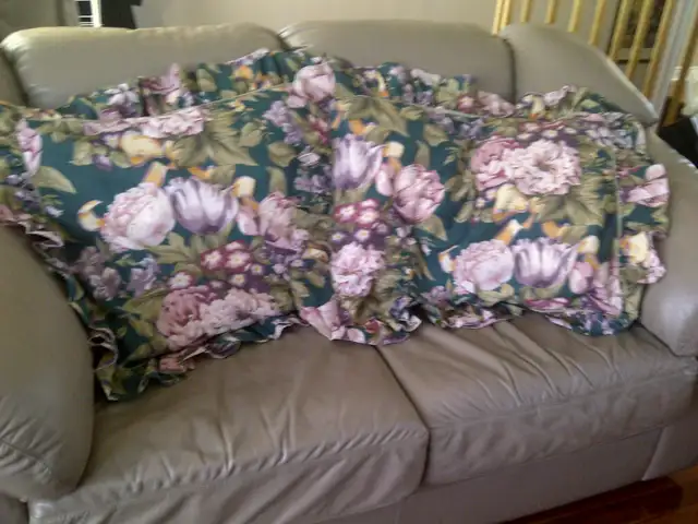 2COUSSINS NEUFS À FLEURS 24'x19' POUR SOFA OU LIT: $10.00 CHACUN - Photo 3