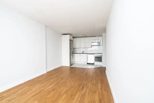 Renovated Large Bachelor, Queen and Niagara - ID 4331 - Photo 2