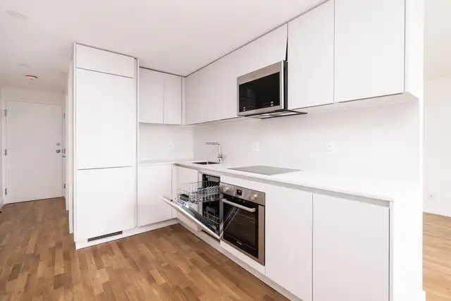 Renovated Large Bachelor, Queen and Niagara - ID 4331 - Photo 3