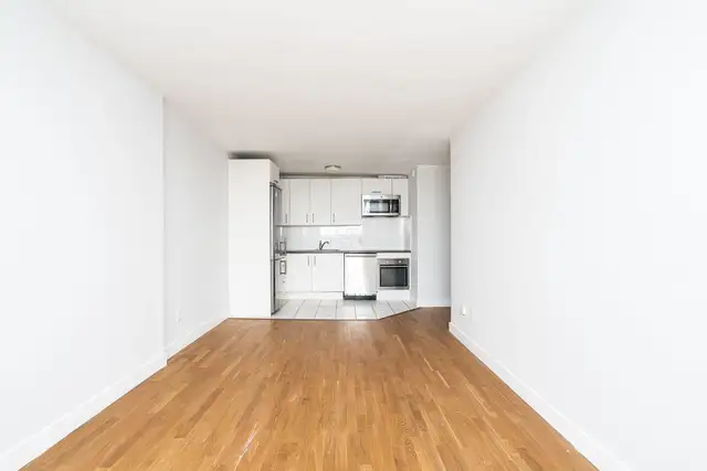 Renovated Large Bachelor, Queen and Niagara - ID 4331 - Photo 4