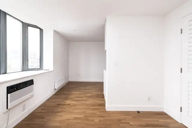 Renovated Large Bachelor, Queen and Niagara - ID 4331 - Photo 5