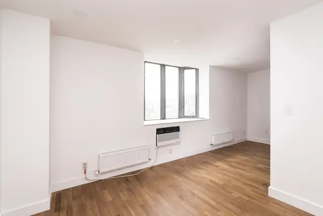 Renovated Large Bachelor, Queen and Niagara - ID 4331 - Photo 6