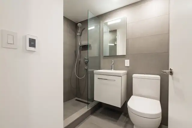 Renovated Large Bachelor, Queen and Niagara - ID 4331 - Photo 7