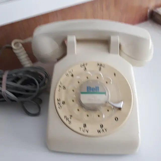 1 TÉLÉPHONE MAISON BLANC JAUNE AVEC SON GRAND CONNECTEUR: $20.00