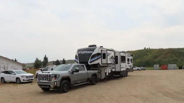 2023 Keystone Fuzion 430 Fifth-Wheel Toy Hauler