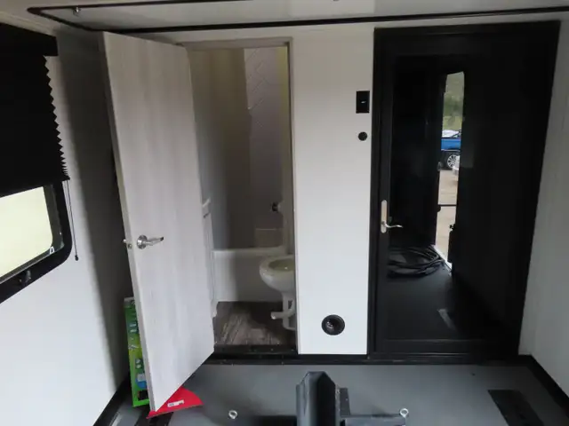 2023 Keystone Fuzion 430 Fifth-Wheel Toy Hauler - Photo 6