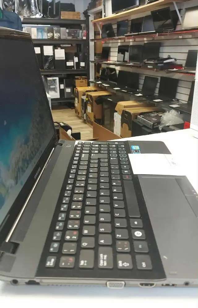Laptop Toshiba NP300E5A Batterie NEUVE i3-2350M 8Go SSD 128Go - Photo 2