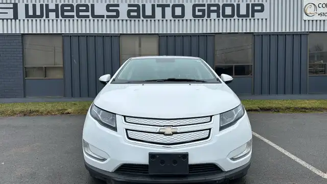 2015 Chevrolet Volt Hybrid - Photo 2
