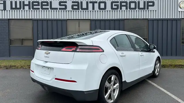 2015 Chevrolet Volt Hybrid - Photo 4