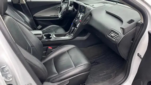 2015 Chevrolet Volt Hybrid - Photo 9