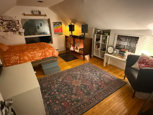 Bright 4Bdrm/deck/yard/Wood floor Apr/May 1st - Photo 2