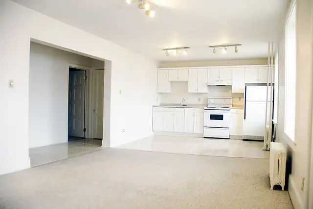 Beautiful 2 Bedroom Apartment - Photo 12