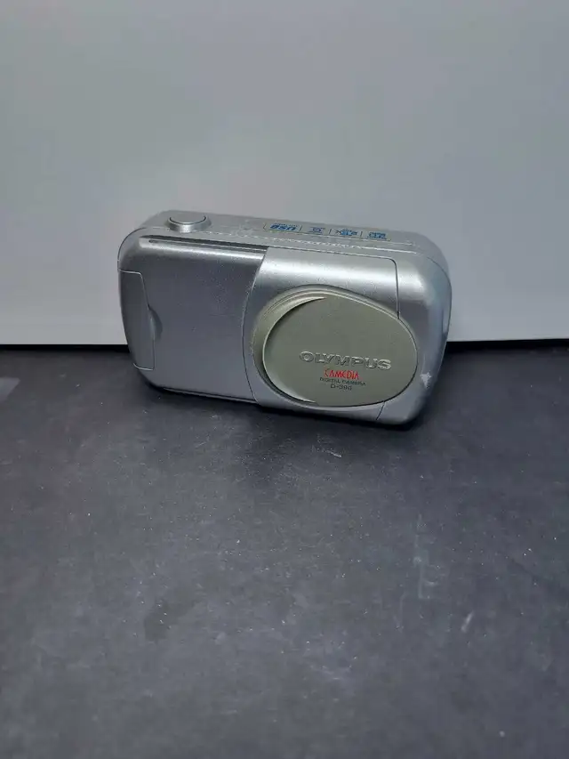 OLYMPUS CAMEDIA DIGITAL CAMERA D-390