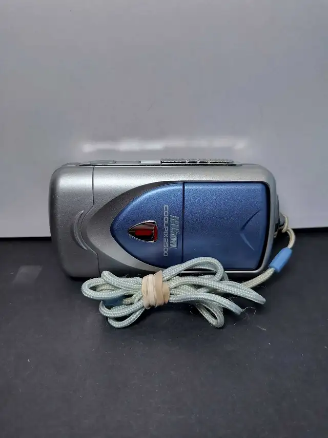 NIKON COOLPIX 2500 DIGITAL CAMERA