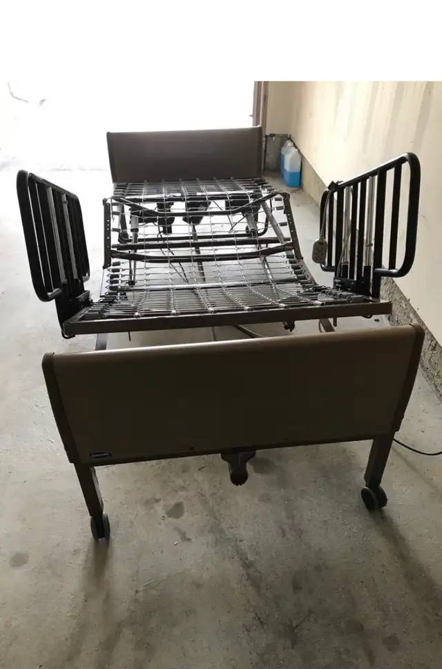 Invacare fully electric Medical Hospital bed with side rails. - Photo 2