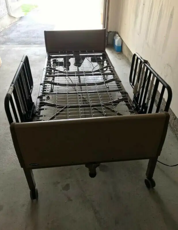 Invacare fully electric Medical Hospital bed with side rails. - Photo 3